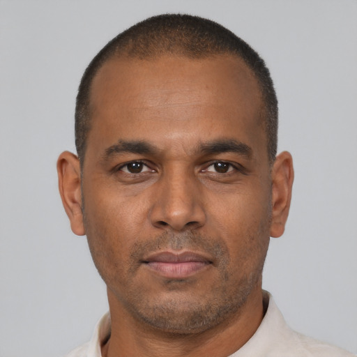Neutral latino adult male with short  brown hair and brown eyes